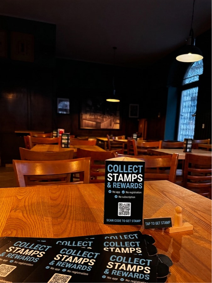 Stand Stamplifier na stoliku w DejaVu Pub & Cafe