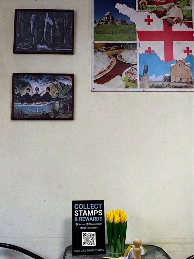 Stand Stamplifier na stoliku w Old Tbilisi Georgian Bakery